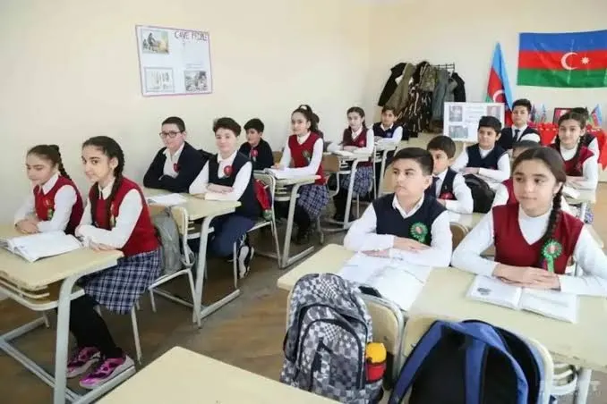Azerbaycan Devlet Okullarında Kıyafet Düzenlemeleri ve Toplumsal Yansımaları